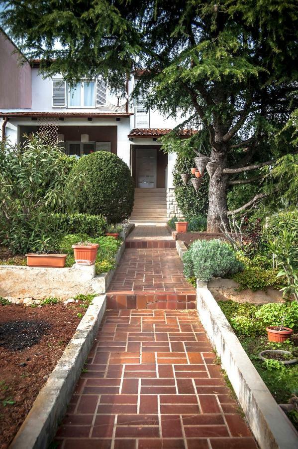 Hana House Pula Exterior photo